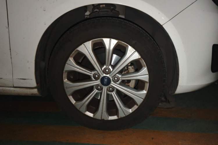 Used Ford Escort 2017 Happiness Edition 1.5L Automatic Fashion Version Right Front Wheel Hub