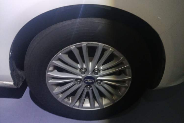 Used Ford Escort 2017 1.5L Automatic Comfort Model Right Front Wheel Hub