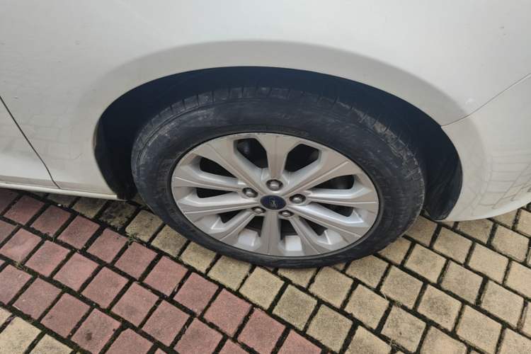 Used Ford Escort 2017 Happiness Edition 1.5L Automatic Fashion Version Right Front Wheel Hub