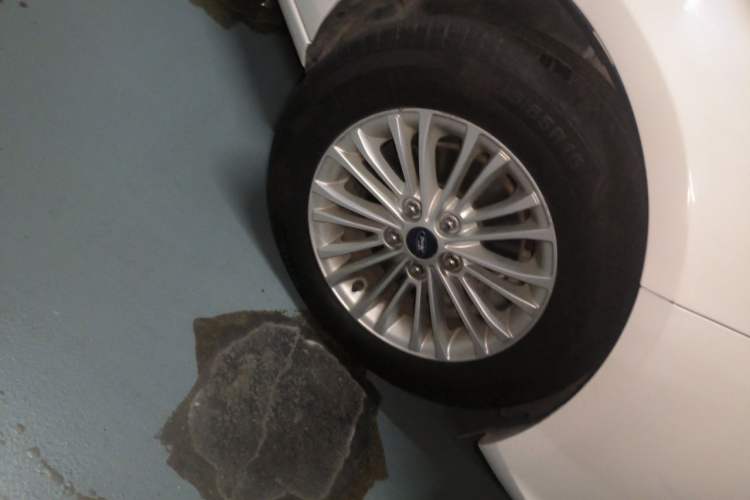 Used Ford Escort 2017 1.5L Manual Comfort Model Right Front Wheel Hub