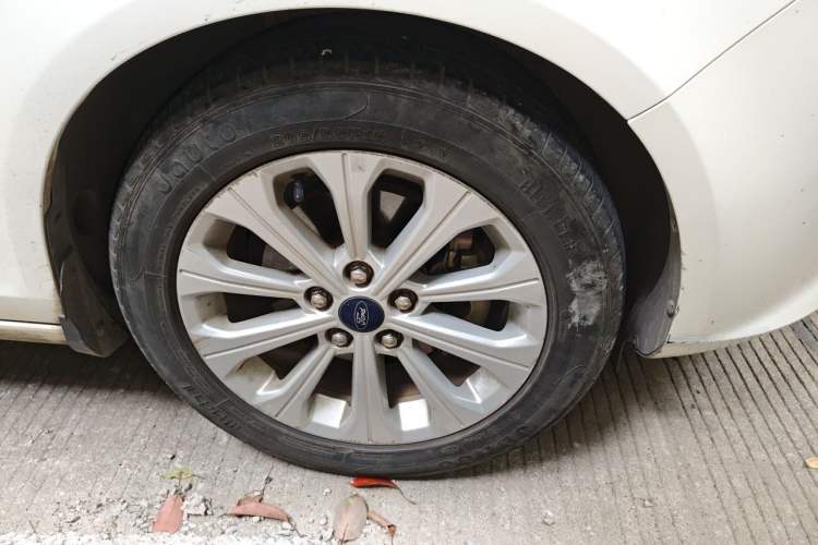 Used Ford Escort 2017 Happiness Edition 1.5L Automatic Fashion Version Right Front Wheel Hub