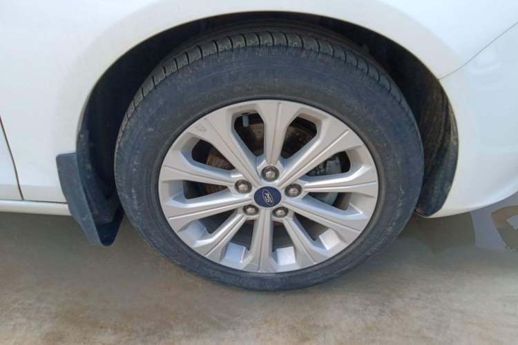 Used Ford Escort 2017 Happiness Edition 1.5L Automatic Fashion Version Right Front Wheel Hub