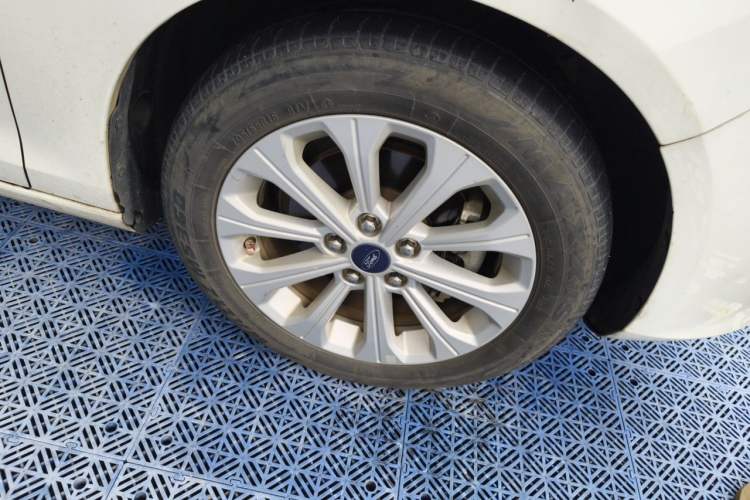 Used Ford Escort 2017 Happiness Edition 1.5L Automatic Fashion Version Right Front Wheel Hub