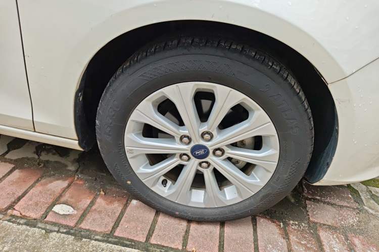 Used Ford Escort 2017 Happiness Edition 1.5L Automatic Fashion Version Right Front Wheel Hub