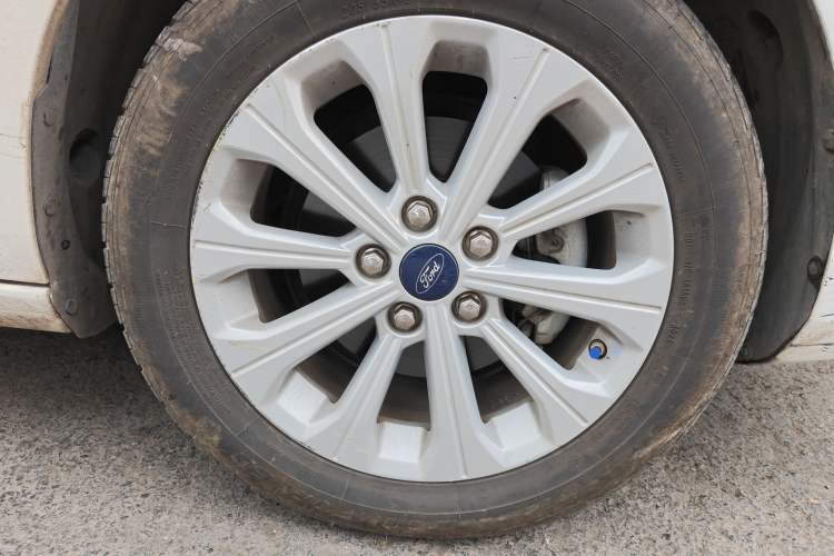 Used Ford Escort 2017 Happiness Edition 1.5L Automatic Fashion Version Right Front Wheel Hub