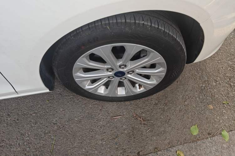 Used Ford Escort 2017 Happiness Edition 1.5L Automatic Fashion Version Right Front Wheel Hub