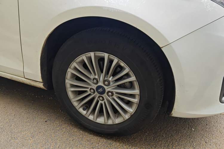 Used Ford Escort 2017 1.5L Manual Comfort Model Right Front Wheel Hub