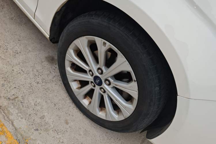 Used Ford Escort 2017 Happiness Edition 1.5L Automatic Fashion Version Right Front Wheel Hub