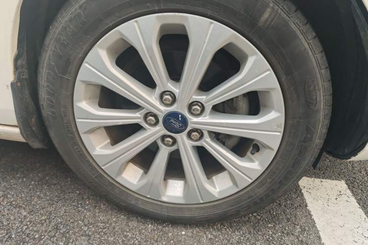 Used Ford Escort 2017 Happiness Edition 1.5L Automatic Fashion Version Right Front Wheel Hub
