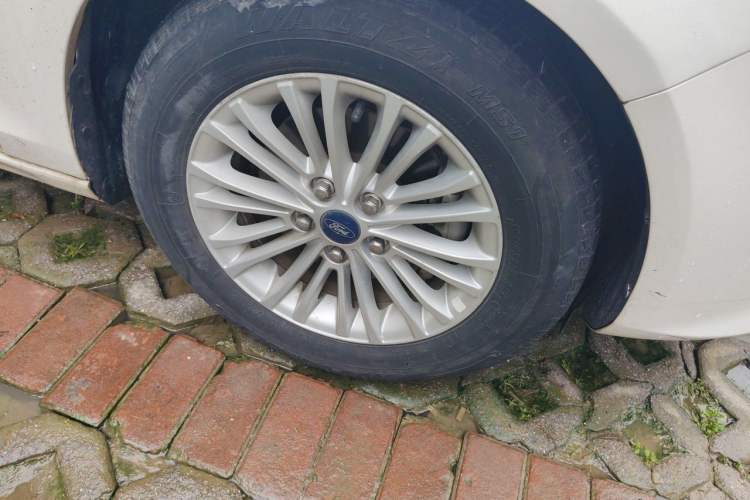 Used Ford Escort 2017 1.5L Manual Comfort Model Right Front Wheel Hub