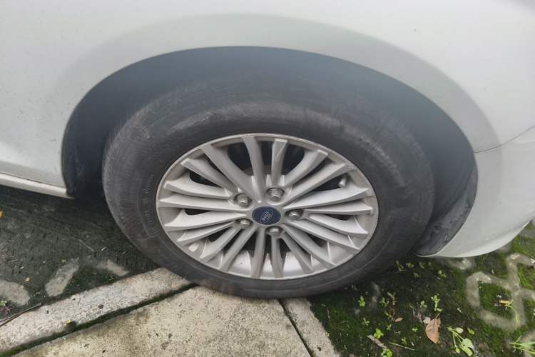 Used Ford Escort 2017 1.5L Automatic Comfort Model Right Front Wheel Hub