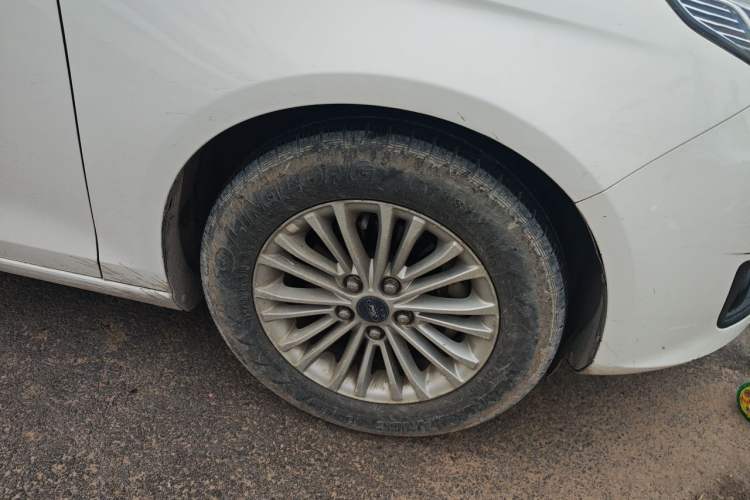 Used Ford Escort 2017 1.5L Manual Comfort Model Right Front Wheel Hub