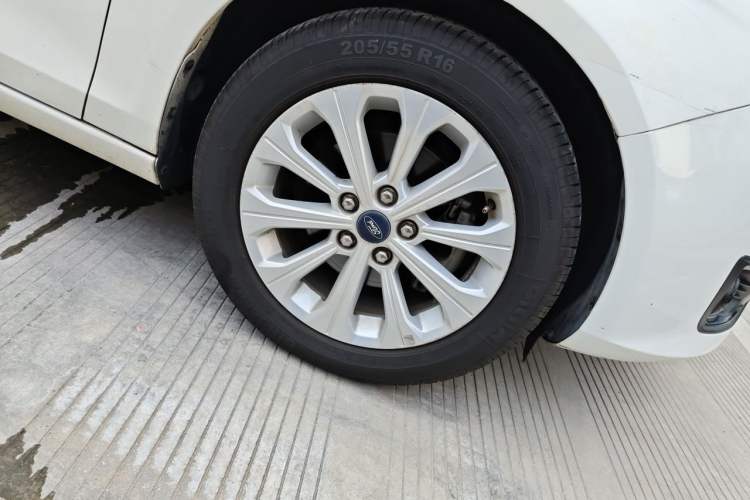 Used Ford Escort 2017 Happiness Edition 1.5L Automatic Fashion Version Right Front Wheel Hub