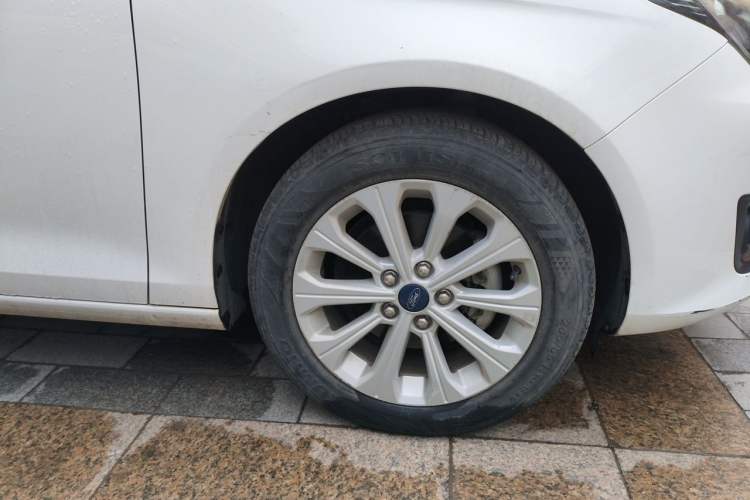 Used Ford Escort 2017 Happiness Edition 1.5L Automatic Fashion Version Right Front Wheel Hub