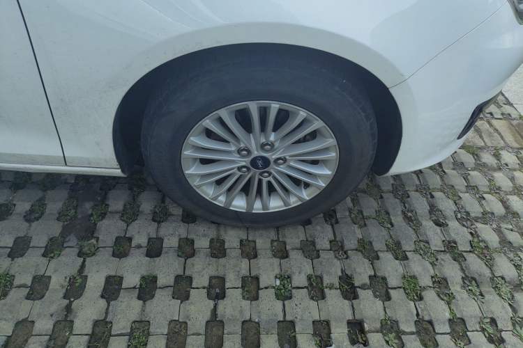 Used Ford Escort 2017 1.5L Automatic Comfort Model Right Front Wheel Hub