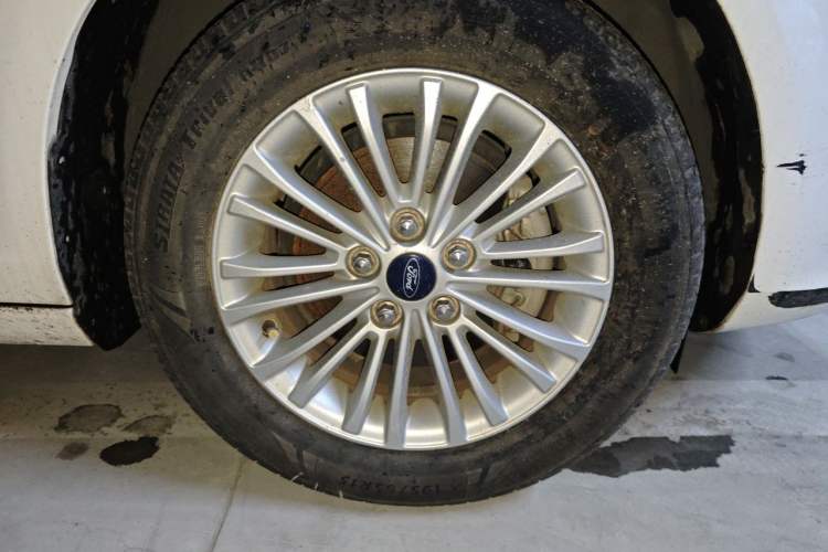 Used Ford Escort 2017 Revised Version 1.5L Automatic Comfort Edition Right Front Wheel Hub