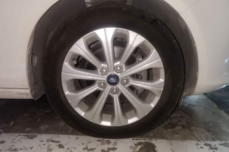 Used Ford Escort 2017 Happiness Edition 1.5L Automatic Fashion Version Right Front Wheel Hub
