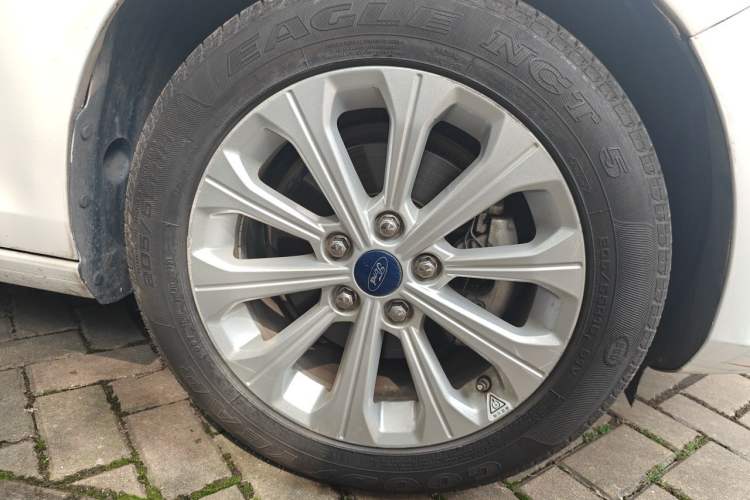 Used Ford Escort 2017 Happiness Edition 1.5L Automatic Fashion Version Right Front Wheel Hub