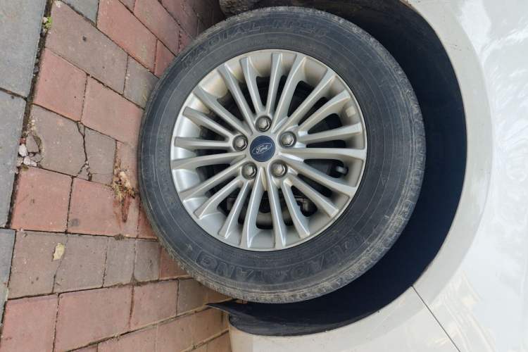 Used Ford Escort 2017 1.5L Automatic Comfort Model Right Front Wheel Hub