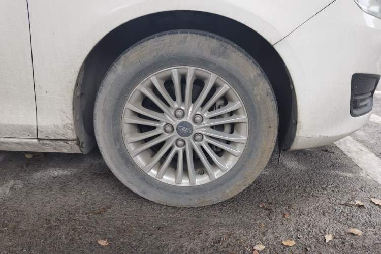 Used Ford Escort 2017 1.5L Manual Comfort Model Right Front Wheel Hub