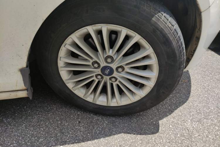Used Ford Escort 2017 1.5L Automatic Comfort Model Right Front Wheel Hub