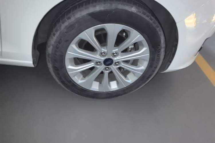 Used Ford Escort 2017 Happiness Edition 1.5L Automatic Fashion Version Right Front Wheel Hub