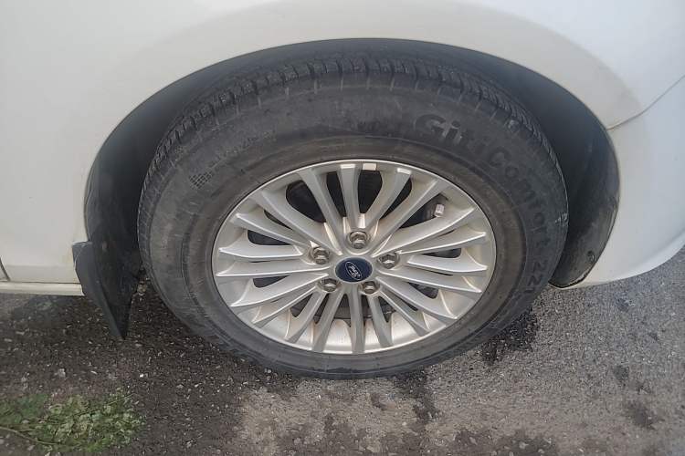 Used Ford Escort 2017 1.5L Manual Comfort Model Right Front Wheel Hub