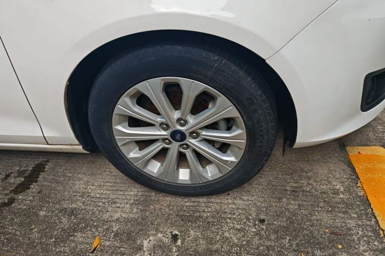 Used Ford Escort 2017 Happiness Edition 1.5L Automatic Fashion Version Right Front Wheel Hub