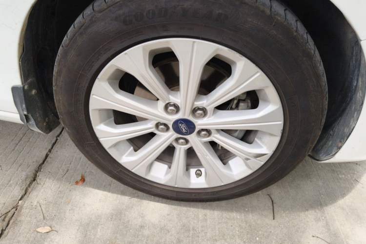 Used Ford Escort 2017 Happiness Edition 1.5L Automatic Fashion Version Right Front Wheel Hub