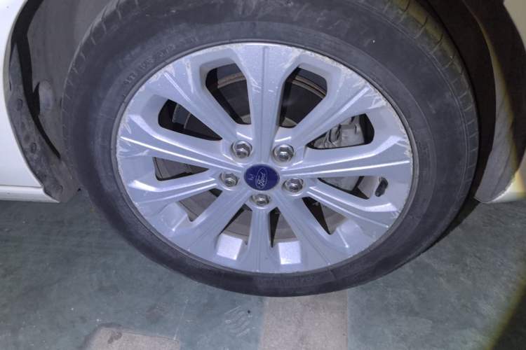 Used Ford Escort 2017 Happiness Edition 1.5L Automatic Fashion Version Right Front Wheel Hub