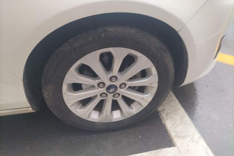 Used Ford Escort 2017 Happiness Edition 1.5L Automatic Fashion Version Right Front Wheel Hub