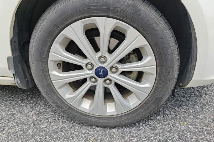 Used Ford Escort 2017 Happiness Edition 1.5L Automatic Fashion Version Right Front Wheel Hub