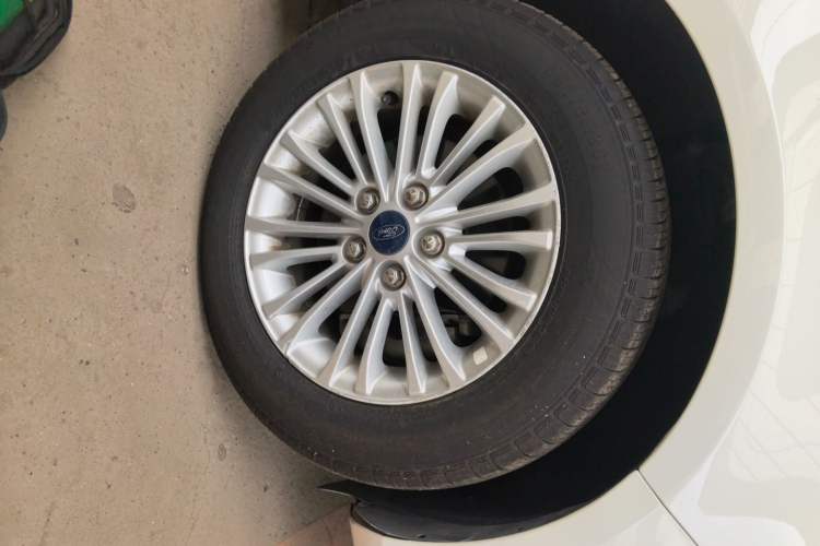 Used Ford Escort 2017 1.5L Automatic Comfort Model Right Front Wheel Hub