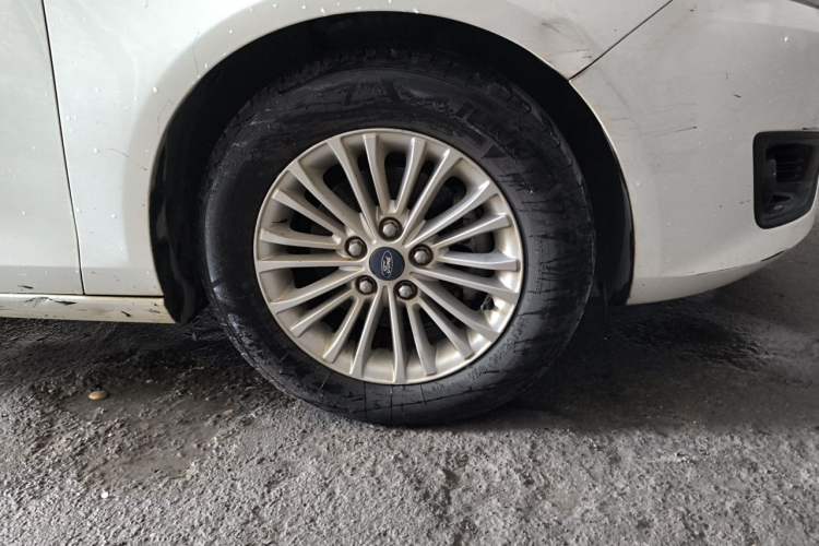 Used Ford Escort 2017 1.5L Manual Comfort Model Right Front Wheel Hub