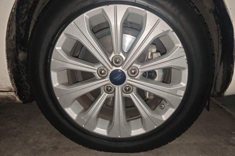 Used Ford Escort 2017 Happiness Edition 1.5L Automatic Fashion Version Right Front Wheel Hub
