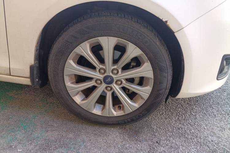 Used Ford Escort 2017 Happiness Edition 1.5L Automatic Fashion Version Right Front Wheel Hub