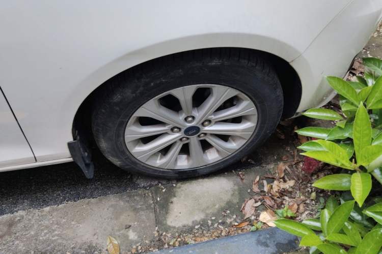 Used Ford Escort 2017 Happiness Edition 1.5L Automatic Fashion Version Right Front Wheel Hub