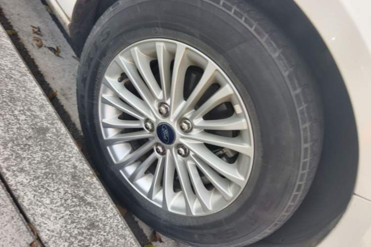 Used Ford Escort 2017 1.5L Manual Comfort Model Right Front Wheel Hub