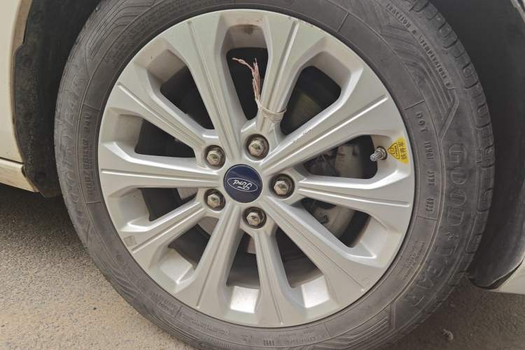 Used Ford Escort 2017 Happiness Edition 1.5L Automatic Fashion Version Right Front Wheel Hub