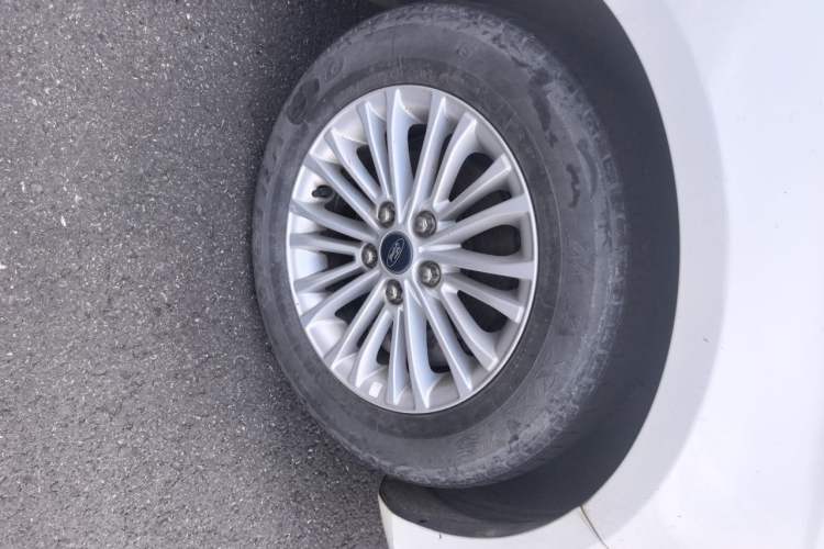 Used Ford Escort 2017 1.5L Manual Comfort Model Right Front Wheel Hub