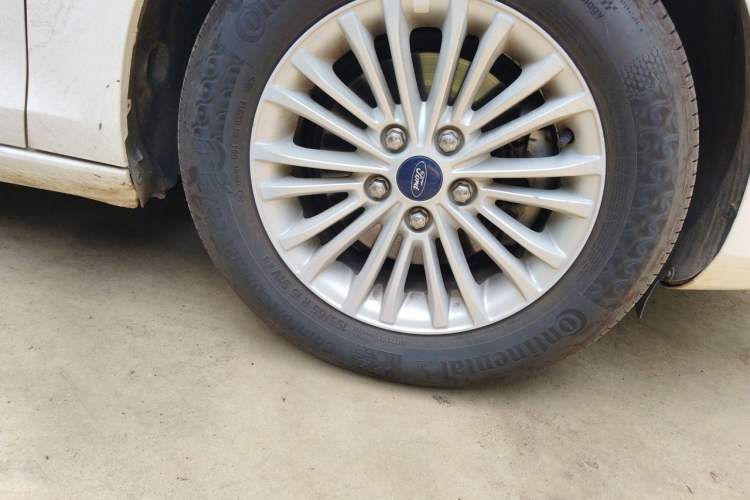 Used Ford Escort 2017 1.5L Manual Comfort Model Right Front Wheel Hub