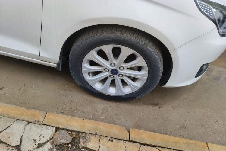 Used Ford Escort 2017 Happiness Edition 1.5L Automatic Fashion Version Right Front Wheel Hub