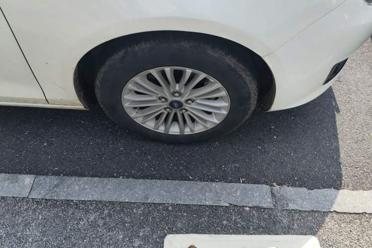 Used Ford Escort 2017 1.5L Automatic Comfort Model Right Front Wheel Hub