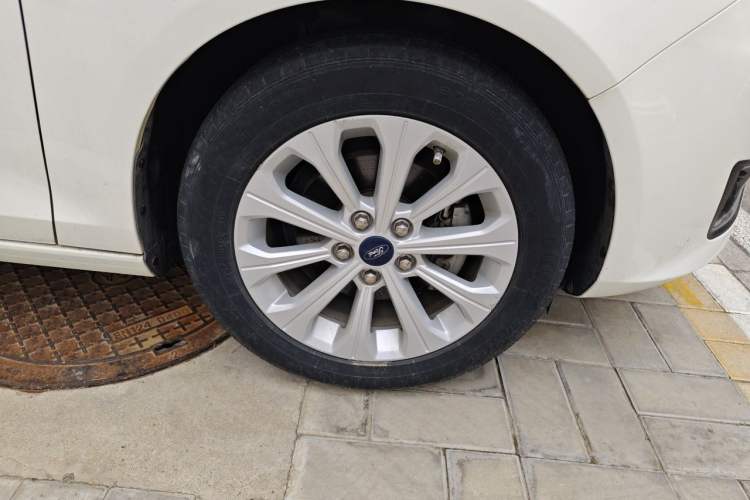 Used Ford Escort 2017 Happiness Edition 1.5L Automatic Fashion Version Right Front Wheel Hub