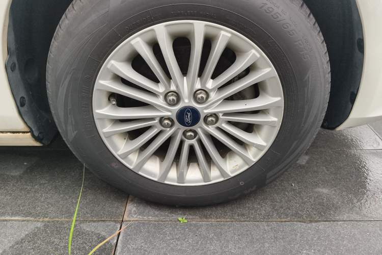 Used Ford Escort 2017 Revised Version 1.5L Automatic Comfort Edition Right Front Wheel Hub