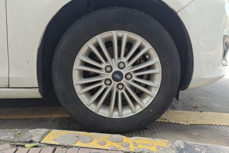Used Ford Escort 2017 1.5L Automatic Comfort Model Right Front Wheel Hub
