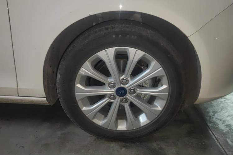 Used Ford Escort 2017 Happiness Edition 1.5L Automatic Fashion Version Right Front Wheel Hub