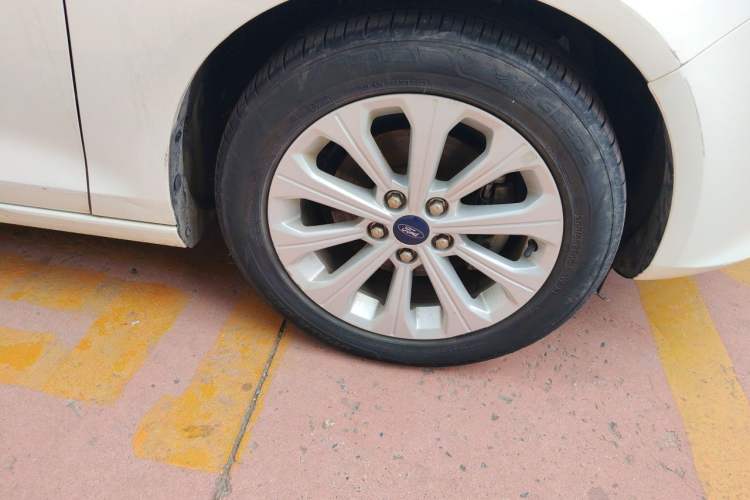 Used Ford Escort 2017 Happiness Edition 1.5L Automatic Fashion Version Right Front Wheel Hub