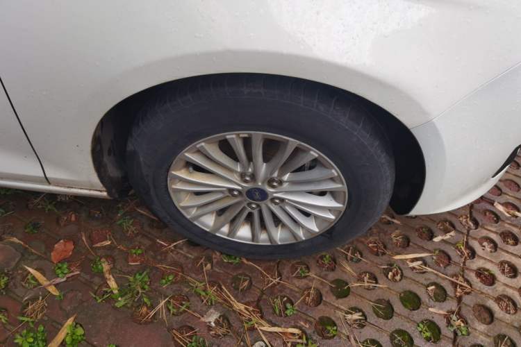 Used Ford Escort 2017 1.5L Manual Comfort Model Right Front Wheel Hub