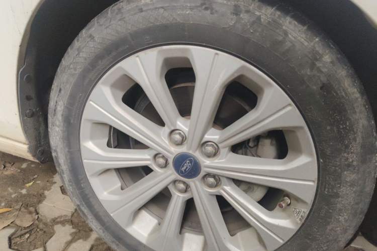 Used Ford Escort 2017 Happiness Edition 1.5L Automatic Fashion Version Right Front Wheel Hub